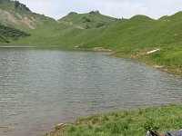 ... le pique-nique sur la rive, tout aussi rituel. Mais le temps qui se couvre n'incite pas à s'attarder.